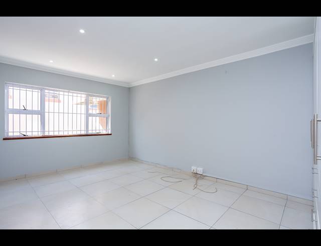4 BEDROOM FREEHOLD TO LET IN RETREAT